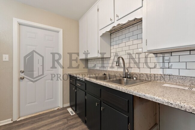Building Photo - 1562 Floberta St