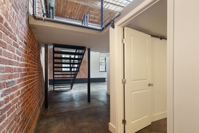 Building Photo - Industrial-Chic 2/2 Loft with Garage Near ...
