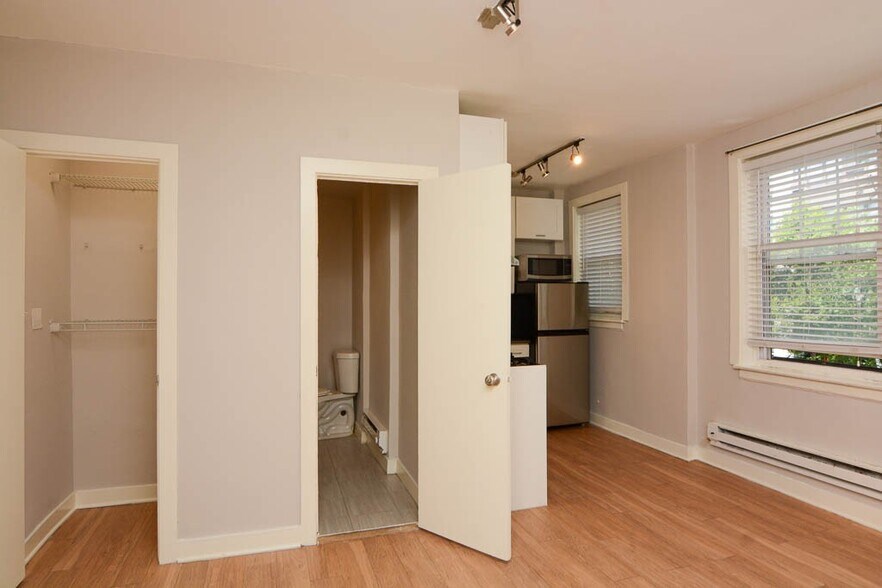 Building Photo - 511 W Belmont Ave