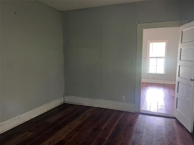 Building Photo - 613 Harrison Ln