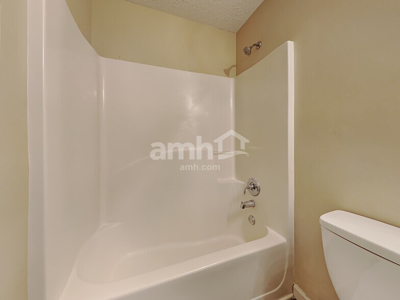 Building Photo - 303 Cole Creek Dr