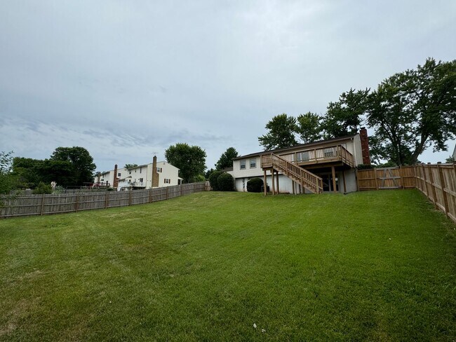 Building Photo - Spacious 5 Bed 3 Bath Home Walking Distanc...