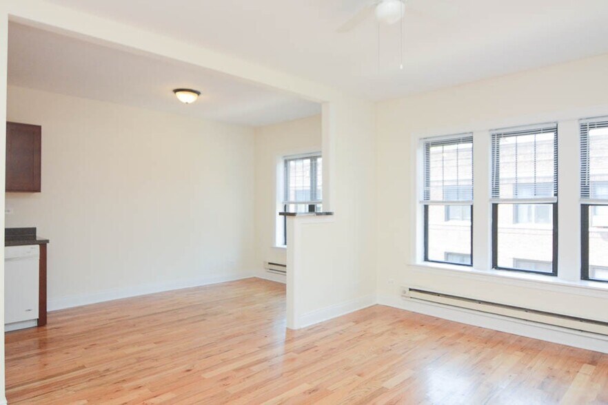 Building Photo - 629 W Cornelia Ave