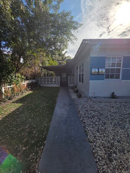 Building Photo - 902 NE 40th St