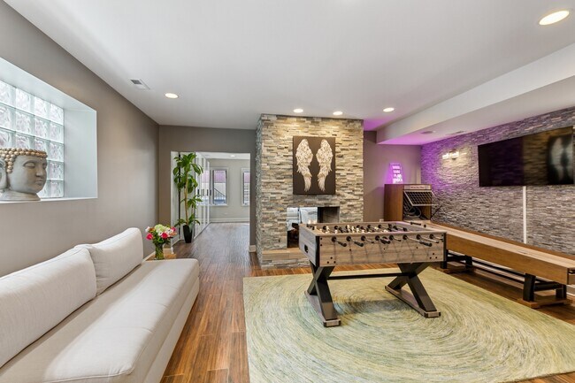 Building Photo - 1527 W Pearson St