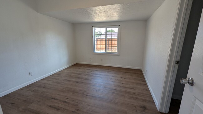 Building Photo - Updated 2 Bedroom 1 Bath Home on Large Cor...