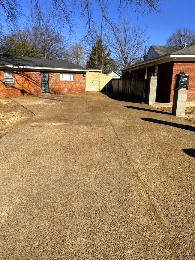 Building Photo - 1474 N Graham St