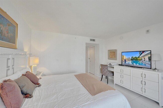 Building Photo - 2600 E Hallandale Beach Blvd