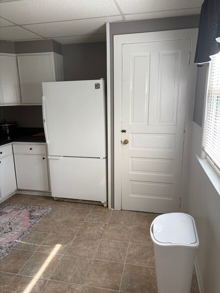Kitchen - 606 Dewey Ave