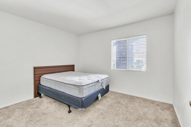 Building Photo - 2 Bedroom/2 Bathroom Condo in Quiet Gated ...