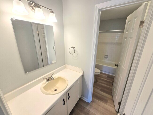 Building Photo - GORGEOUS TOWNHOME IN VIRGINIA BEACH