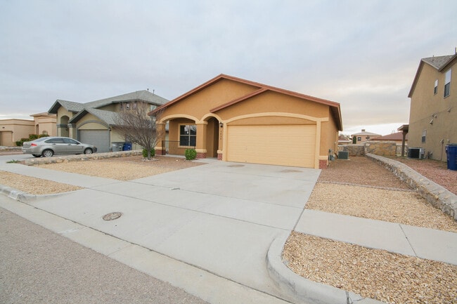 Building Photo - 5806 Redstone Rim Dr
