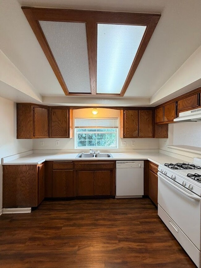 Building Photo - Well maintained home in convenient location w/seasonal landscaping incl.