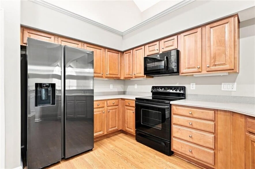Building Photo - 3204 Village Ln