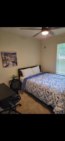 Building Photo - 905 Lakeview Dr