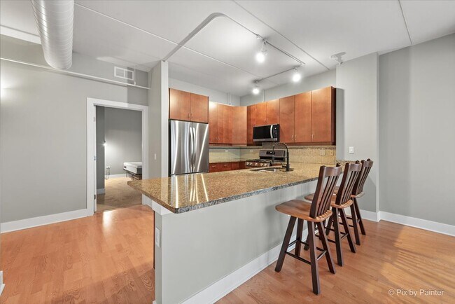 Building Photo - 873 N Larrabee St