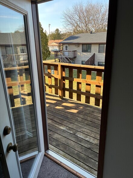 Building Photo - 2318 Meadow Ln