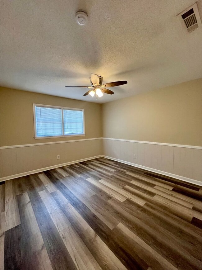 Building Photo - 111 Fairway Dr