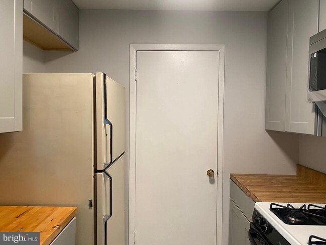 Building Photo - 1903 Jefferson Ct