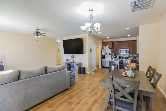 Building Photo - Pet Friendly 4 Bed 2 Bath Home!