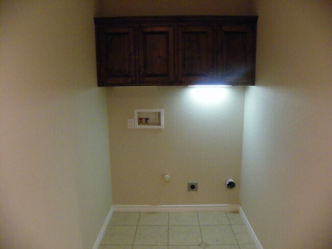 Building Photo - SPECTACULAR NEWER HOME, FIREPLACE, FORMAL ...