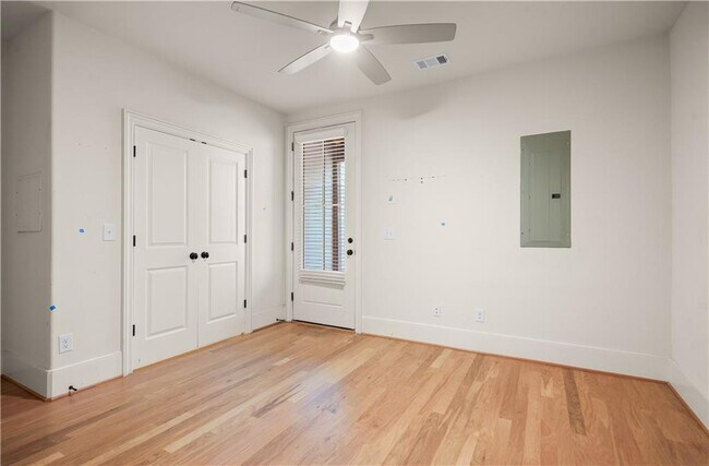 Building Photo - 689 Fraser St SE