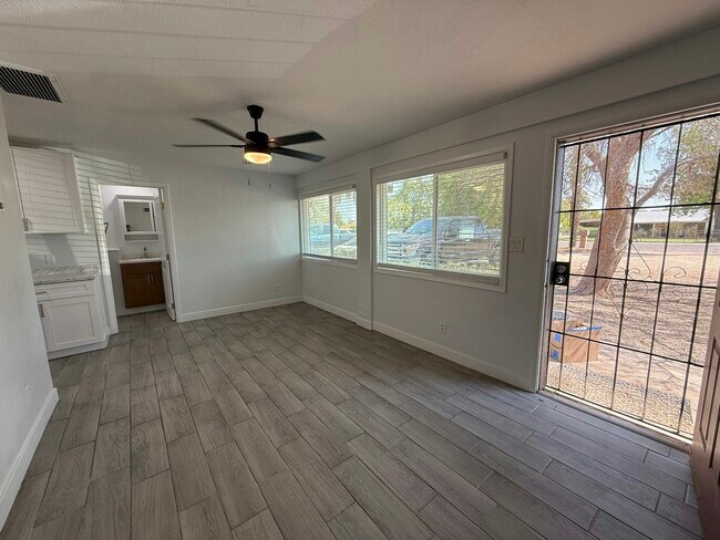 Building Photo - 2206 W Vista Ave