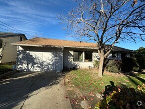 Building Photo - 4 Bedroom 2 Bath Student Rental