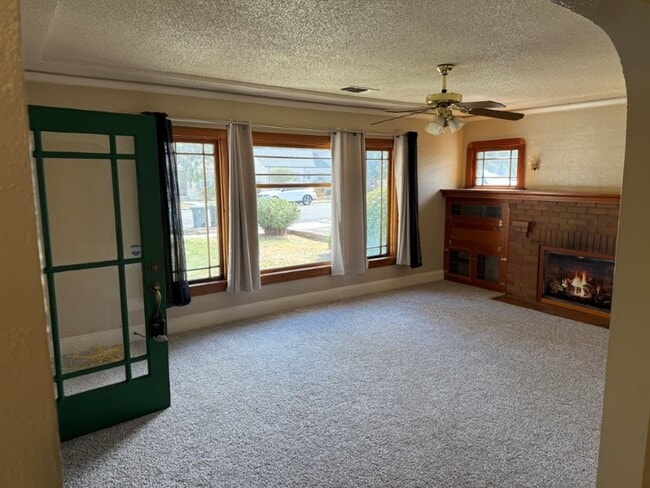 Building Photo - Rare 2 Bedroom Home Downtown Dixon *Star R...