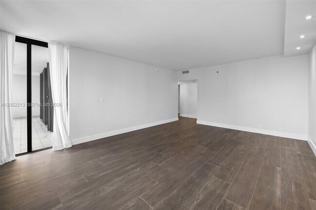 Building Photo - 520 Brickell Key Dr