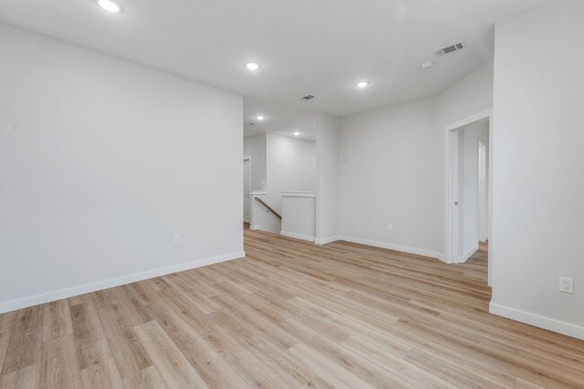 Building Photo - Gorgeous 3 bedroom townhome with a quick, ...