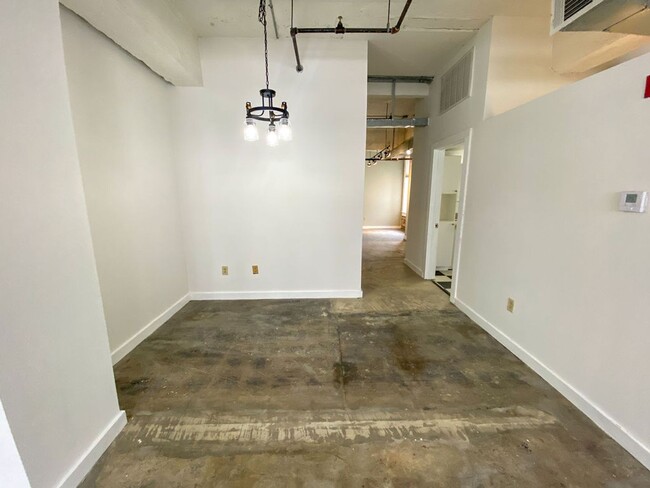 Building Photo - Loft Apartment downtown overlooking Auto Z...