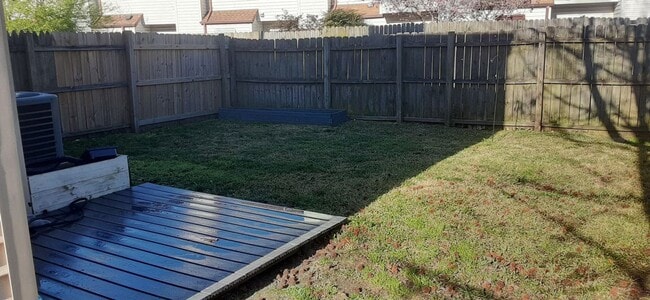 Building Photo - End-Unit Townhome in Amhurst "ASK ABOUT OUR ZERO DEPOSIT"