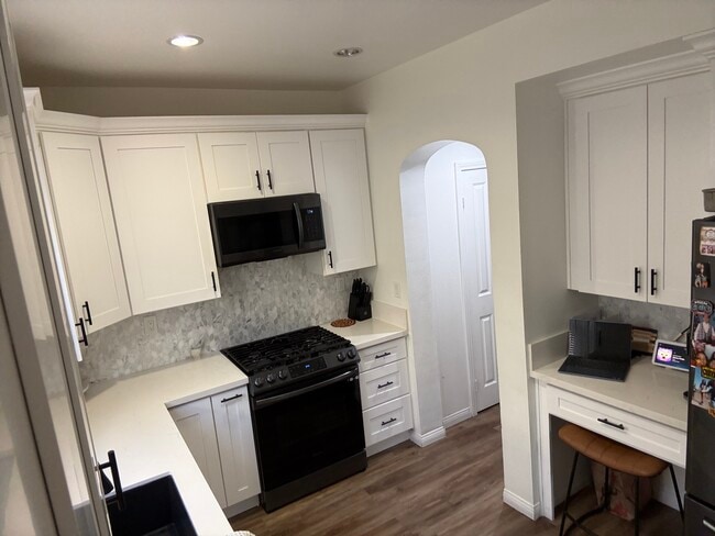 Building Photo - 8432 Weatherwood St