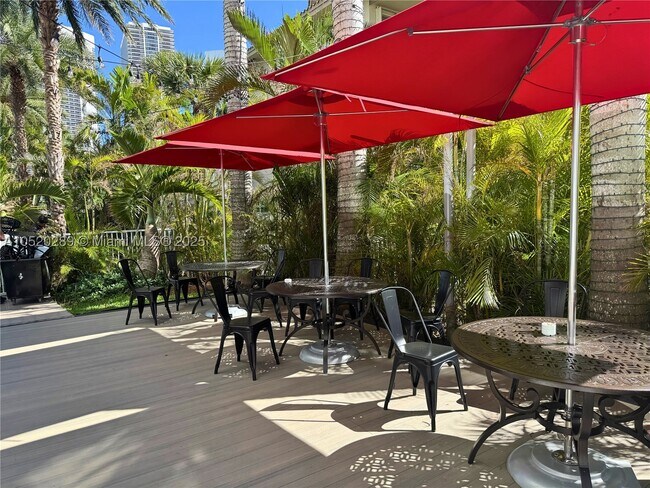 Building Photo - 2602 Hallandale Ave