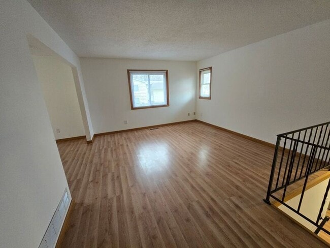 Building Photo - 8627 Woodlawn Dr