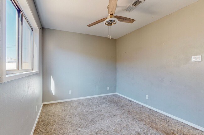 Building Photo - NE PUEBLO STYLE 3 Bedroom 2 Bath 1824/SF