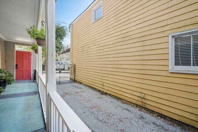 Building Photo - 237 Coming St