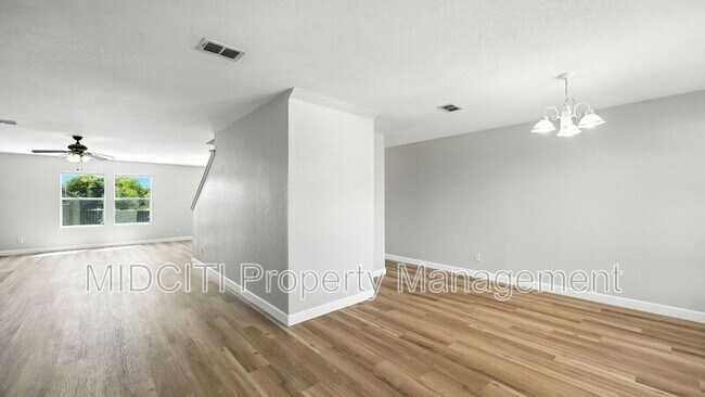 Building Photo - 209 Hinge Loop