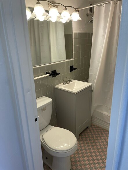 Building Photo - 2101 Chestnut St