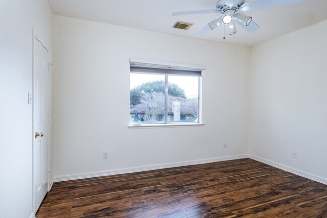 Building Photo - 6218 Summerville Ln