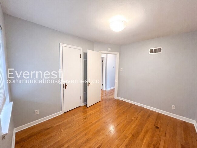 Building Photo - 2 Bed, 1.5 Bath Home with Attached Garage / Available Now!
