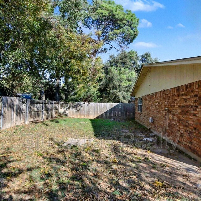 Building Photo - 2614 Crestmoor Ct