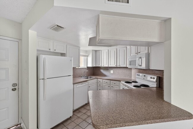 Building Photo - 8373 Lake Dr
