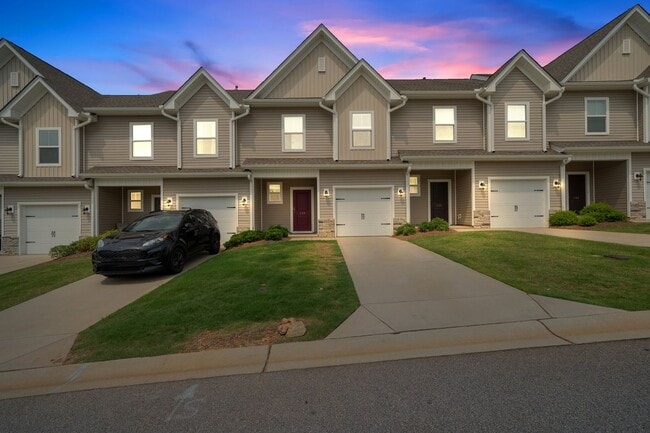 Building Photo - Lovely 3 BR, 2.5 BA Townhome, Centrally lo...