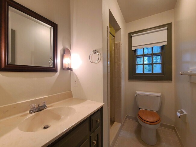 Building Photo - 3 BR, 2.5 BA in Crown Grant