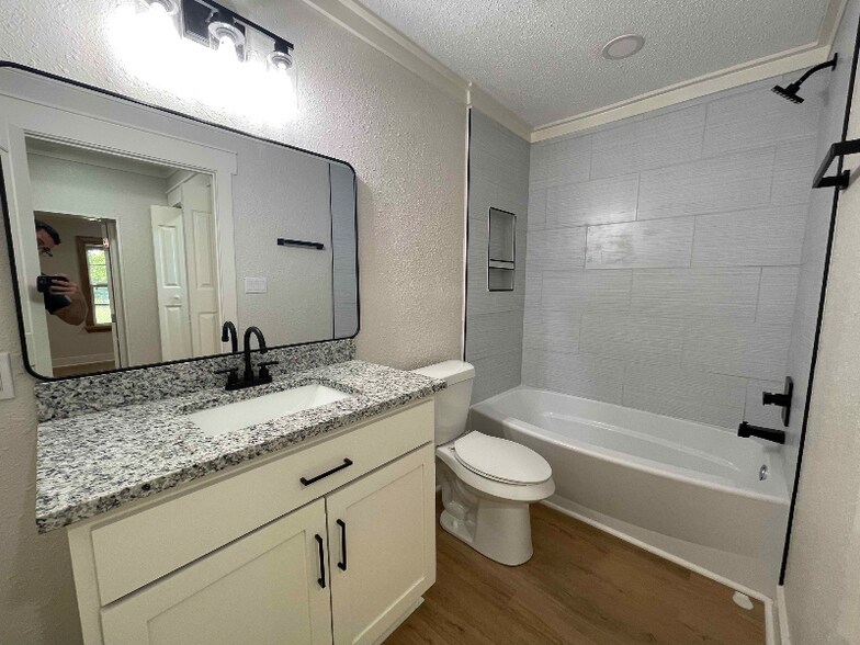 Building Photo - 604 12th St SE