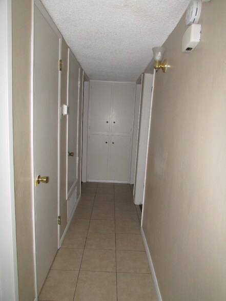 Building Photo - 2520 Bernice Dr