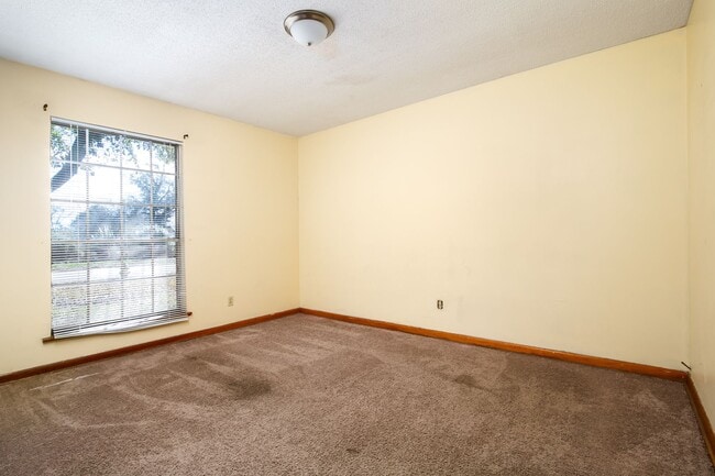 Building Photo - 6000 Larkspur Dr