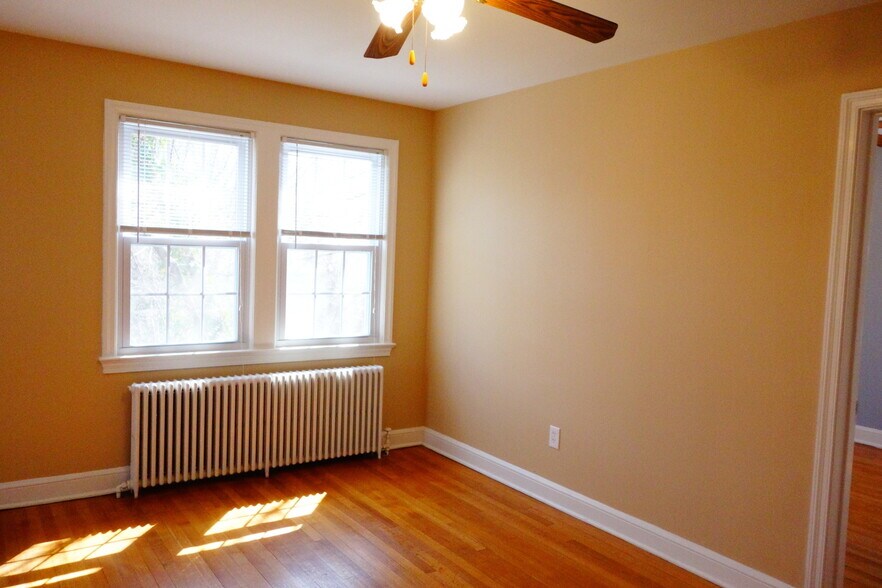 Building Photo - Beautifully Updated Apartments in a Quiet Garden-Style Building